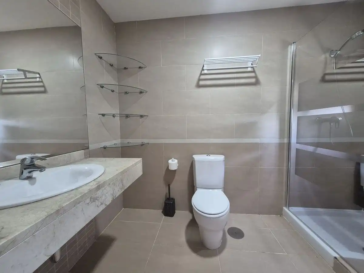 Badezimmer von Dachboden zum Verkauf in Manilva mit Klimaanlage, Heizung und Terrasse