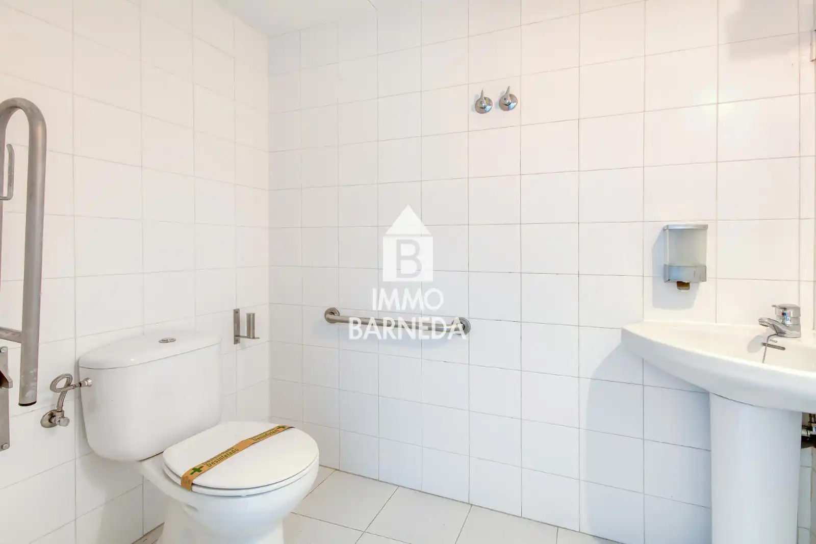 Badezimmer von Geschaftsraum zum Verkauf in Roses mit Terrasse und Internet
