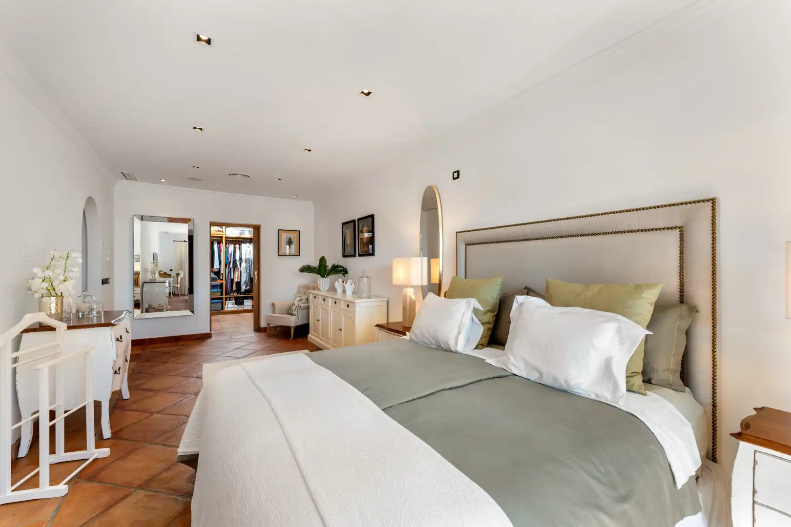 Bedroom of Houses for sale in Benahavís  with Air Conditioner, Private garden and Swimming Pool