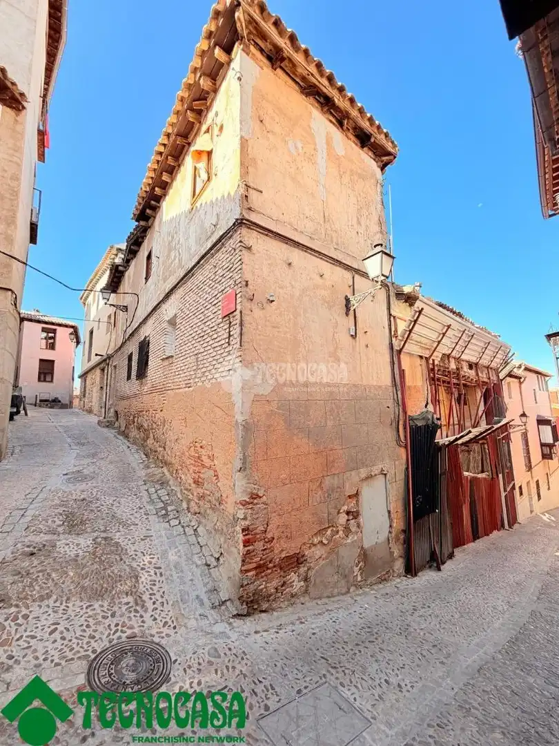 Vista exterior de Casa adosada en venda en Toledo amb Terrassa i Balcó
