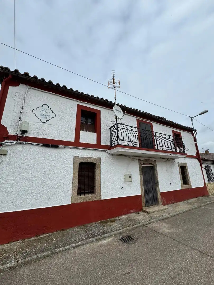 Vista exterior de Casa o chalet en venta en Buenamadre con Calefacción