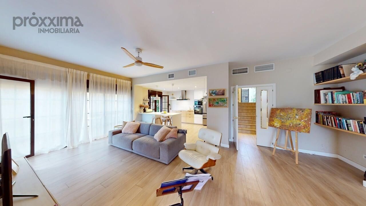 Sala d'estar de Casa adosada en venda en Guillena amb Jardí privat, Traster i Piscina comunitària