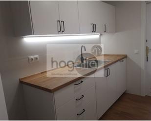 Cuina de Pis de lloguer en  Sevilla Capital amb Aire condicionat, Terrassa i Moblat