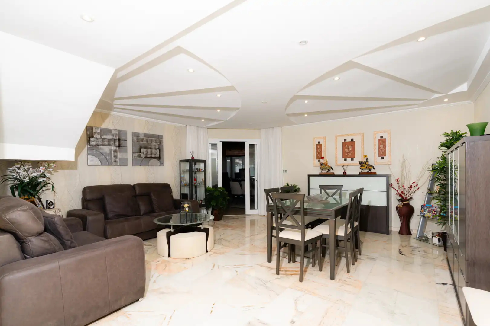 Sala d'estar de Casa adosada en venda en San Cristóbal de la Laguna amb Aire condicionat, Jardí privat i Parquet
