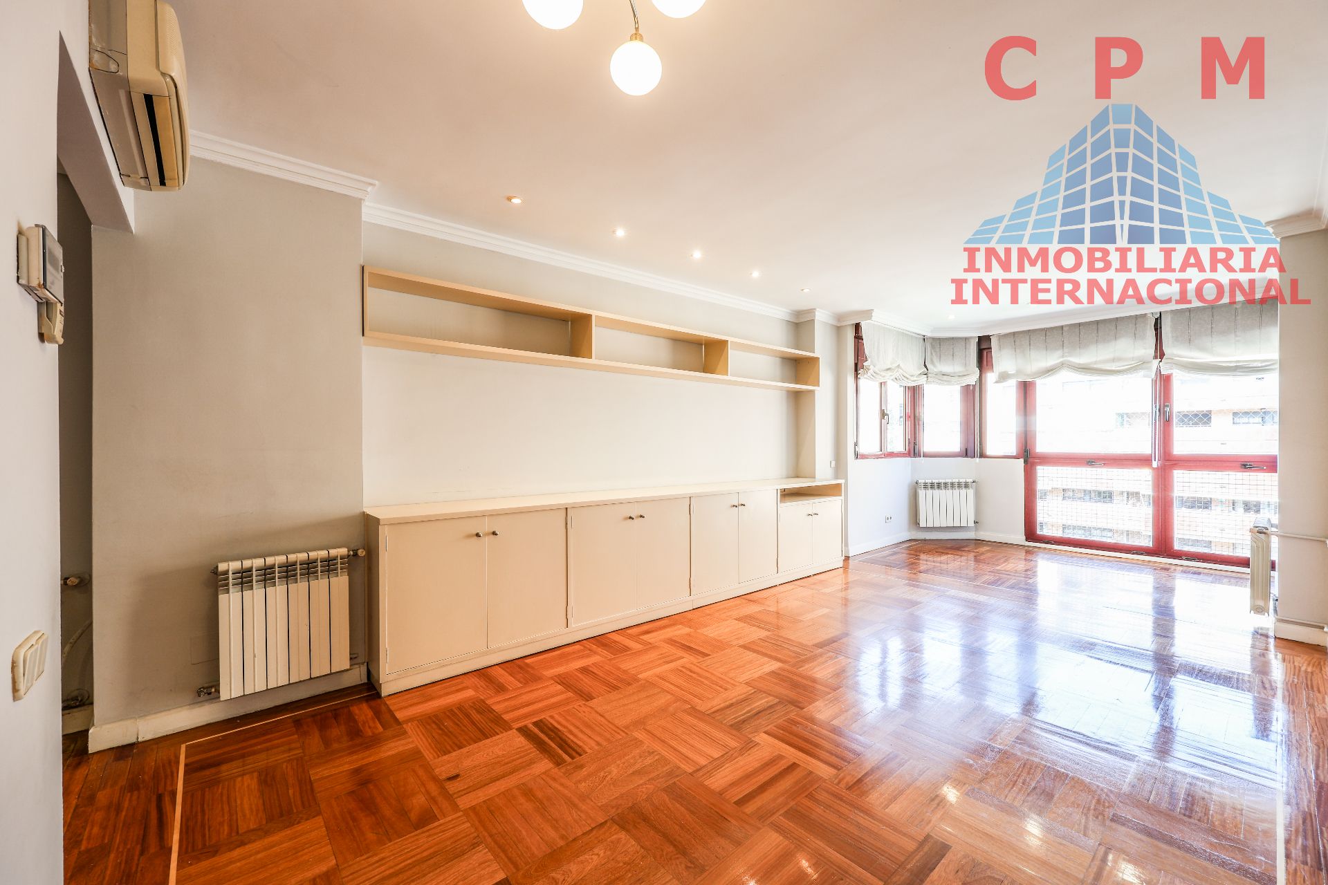 Living room of Flat for rent in  Madrid Capital  with Air Conditioner, Heating and Parquet flooring
