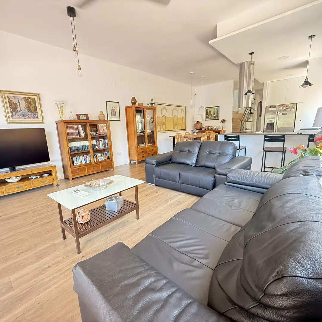 Sala d'estar de Casa adosada en venda en Sitges amb Calefacció, Jardí privat i Parquet