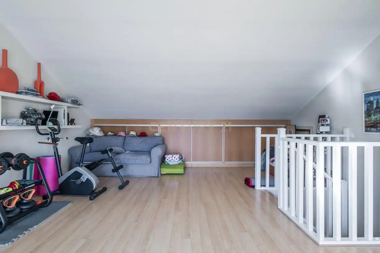 Einfamilien-Reihenhaus zum Verkauf in Sant Joan Despí mit Klimaanlage und Balkon