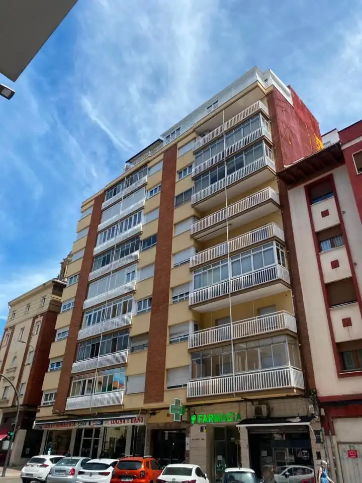 Vista exterior de Piso en venta en León Capital  con Calefacción y Terraza