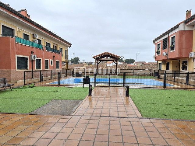Piscina de Dúplex en venda en Esquivias amb Calefacció, Jardí privat i Traster