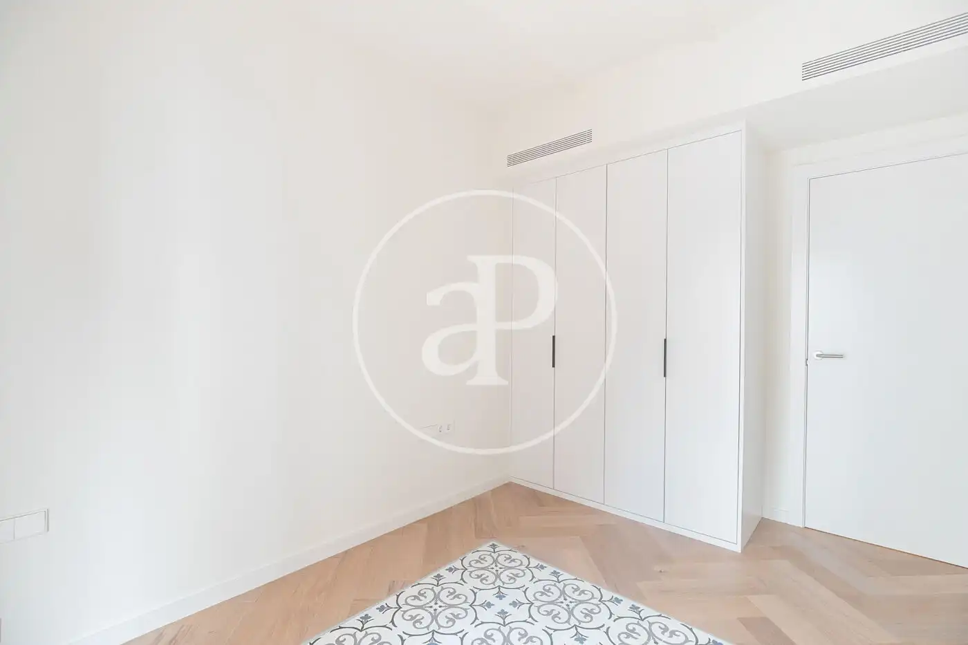 Schlafzimmer von Wohnung zum Verkauf in Barcelona mit Klimaanlage, Heizung und Balkon