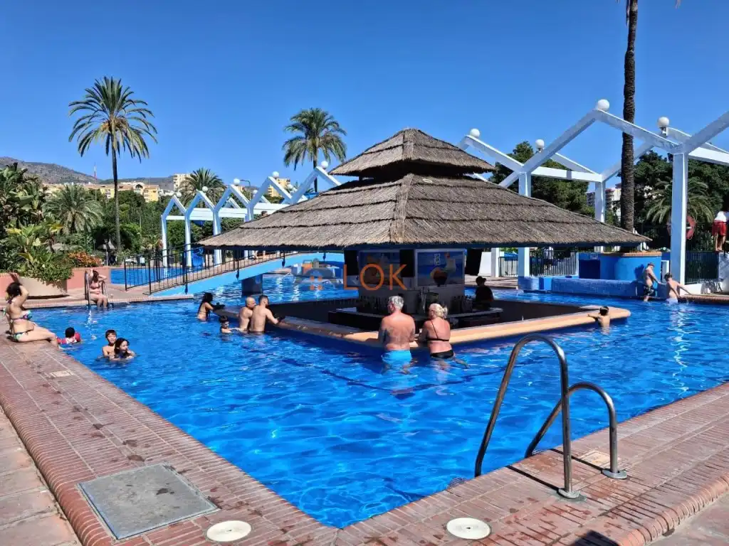 Swimming pool of Flat for sale in Benalmádena