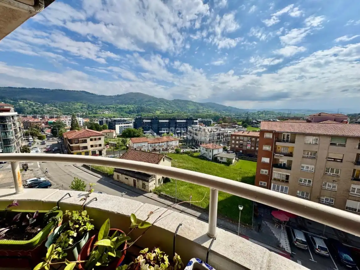Vista exterior de Pis en venda en El Astillero   amb Calefacció, Parquet i Terrassa