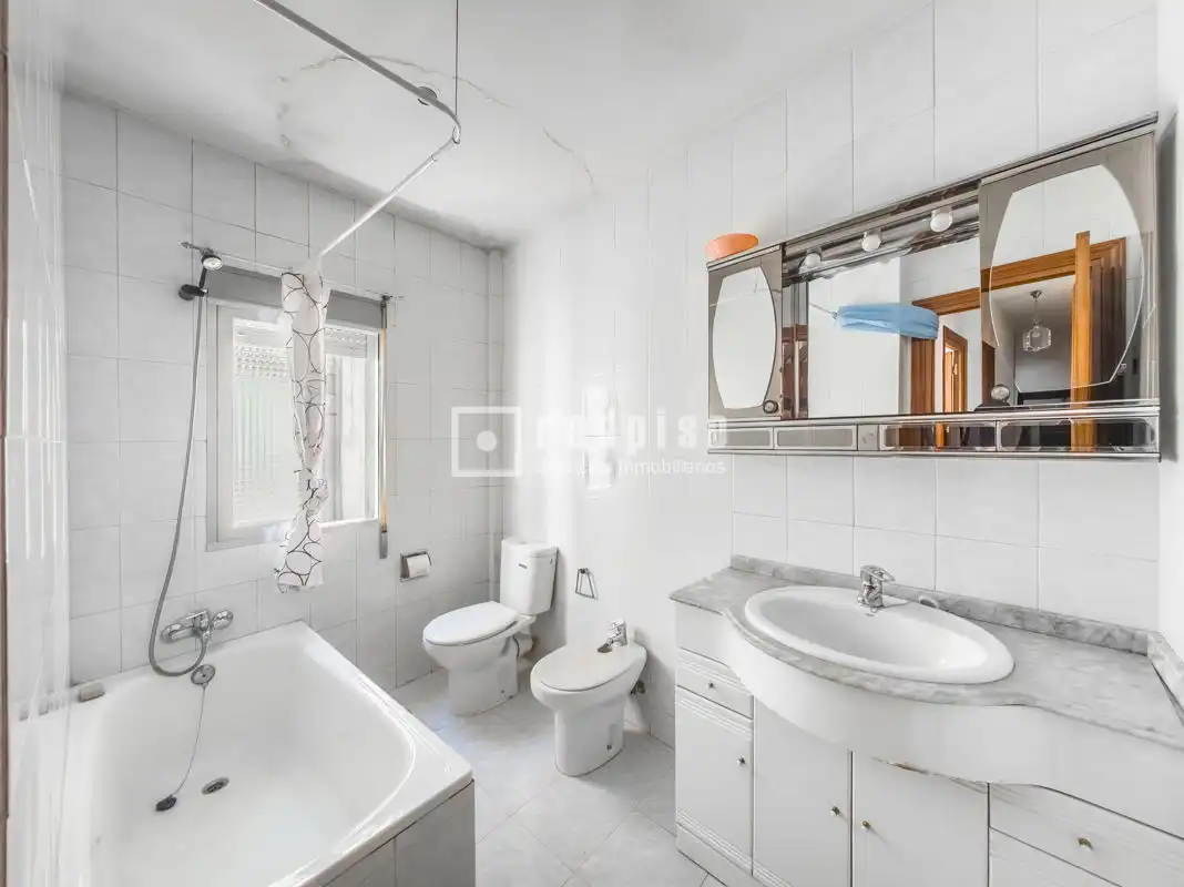 Bathroom of Flat for sale in Madrid  with Heating and Terrace