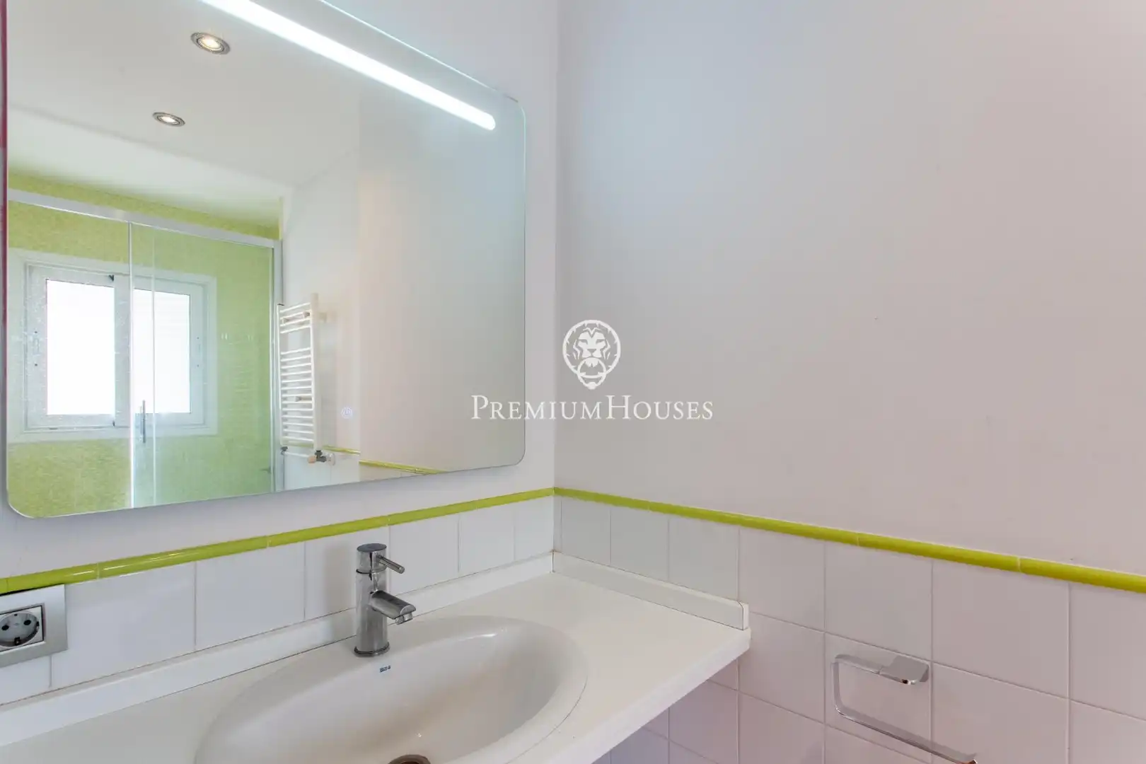 Bathroom of Attic for sale in Mataró  with Air Conditioner, Heating and Parquet flooring