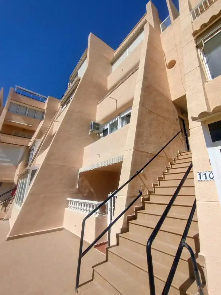 Vista exterior de Pis en venda en Torrevieja amb Aire condicionat, Terrassa i Piscina comunitària