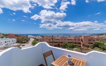 Vista exterior de Casa adosada en venda en Manilva amb Aire condicionat, Terrassa i Piscina