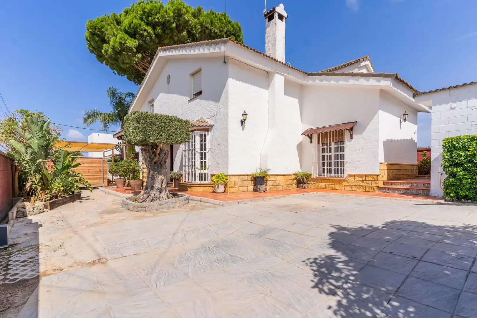 Vista exterior de Casa o chalet en venta en Chiclana de la Frontera con Jardín privado, Trastero y Piscina