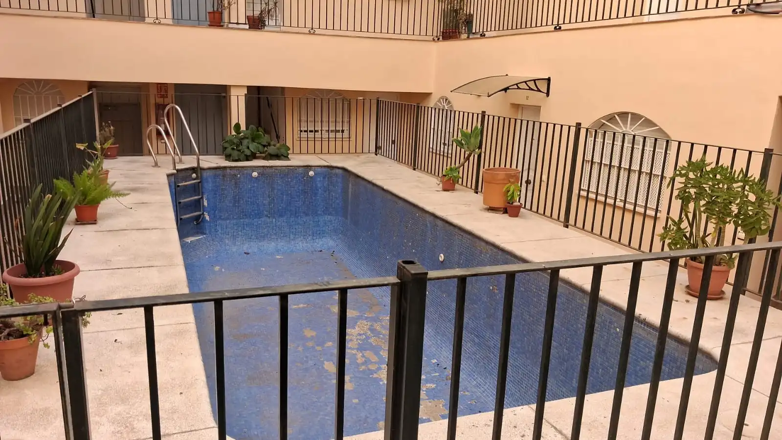 Schwimmbecken von Wohnungen zum Verkauf in Sanlúcar la Mayor mit Klimaanlage, Heizung und Abstellraum