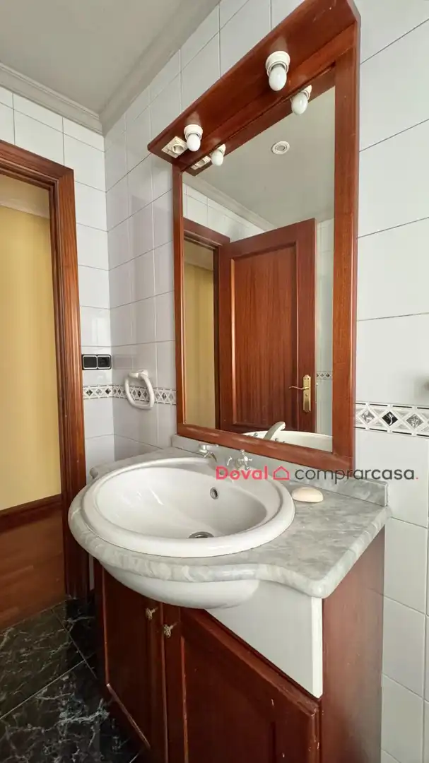 Bathroom of Flat for sale in Vigo   with Parquet flooring