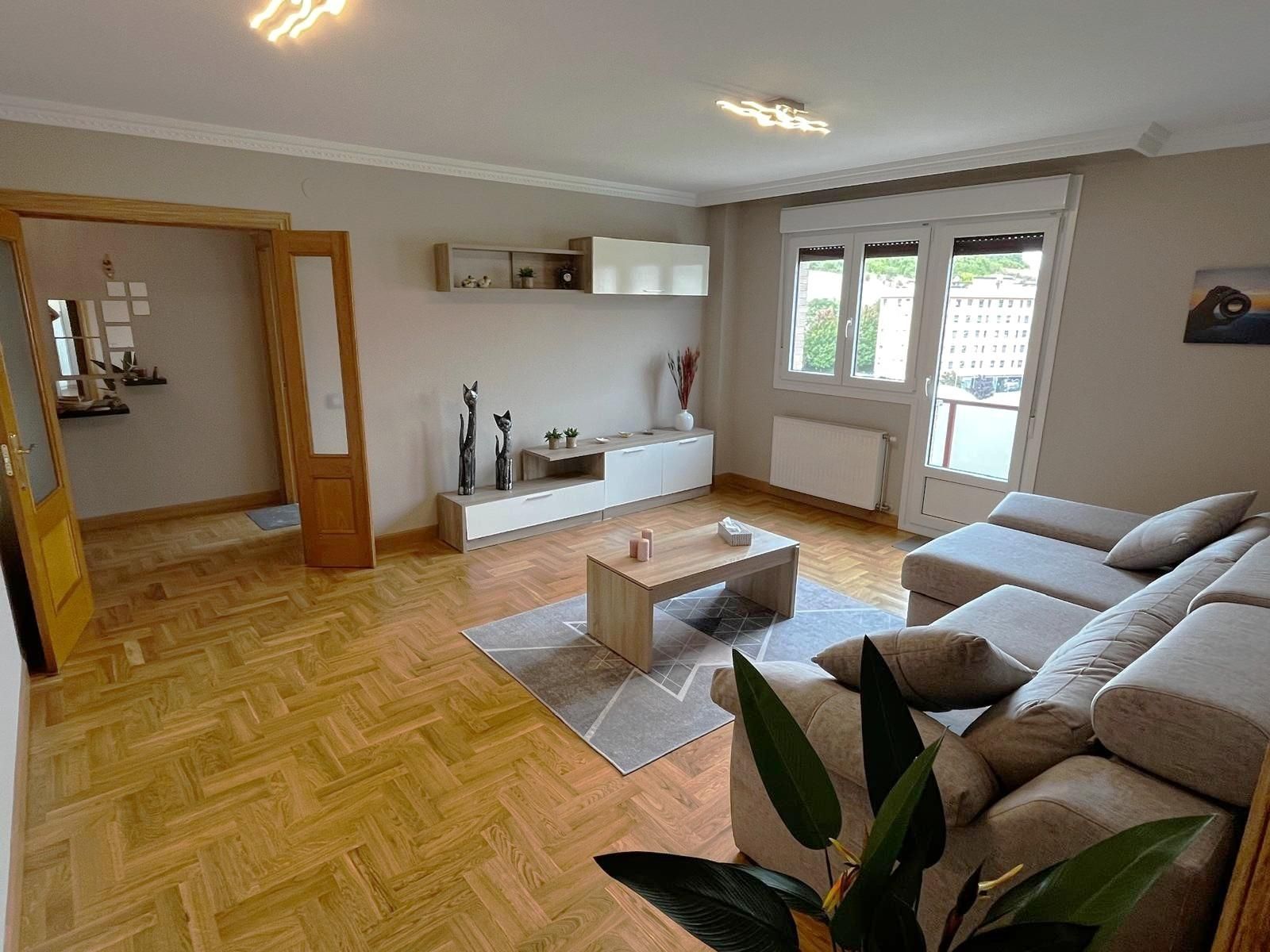 Sala de estar de Piso en venta en  Pamplona / Iruña con Calefacción, Jardín privado y Parquet