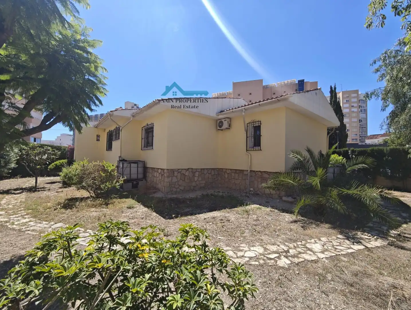Vista exterior de Casa o xalet en venda en Benidorm amb Aire condicionat, Calefacció i Jardí privat
