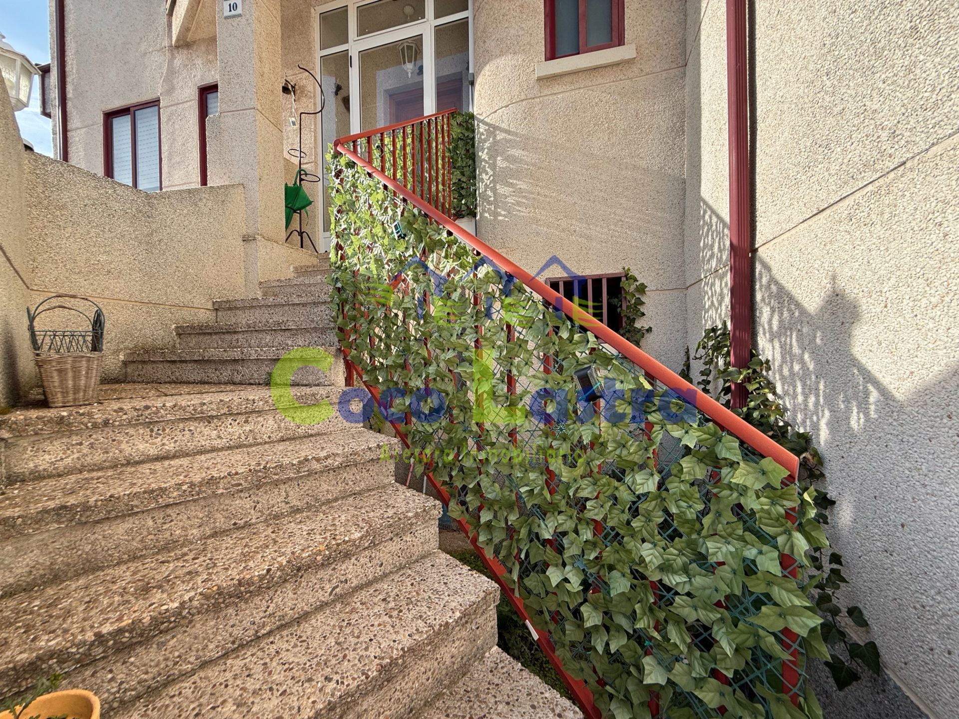 Vista exterior de Casa adosada en venta en Villares de la Reina con Calefacción, Parquet y Horno