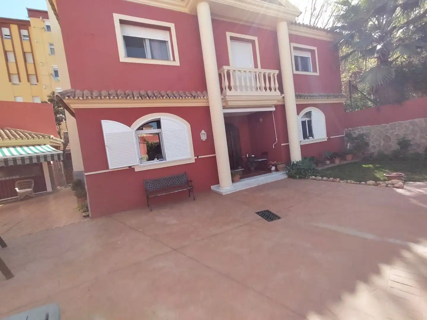 Vista exterior de Casa o xalet en venda en La Línea de la Concepción amb Aire condicionat, Jardí privat i Traster