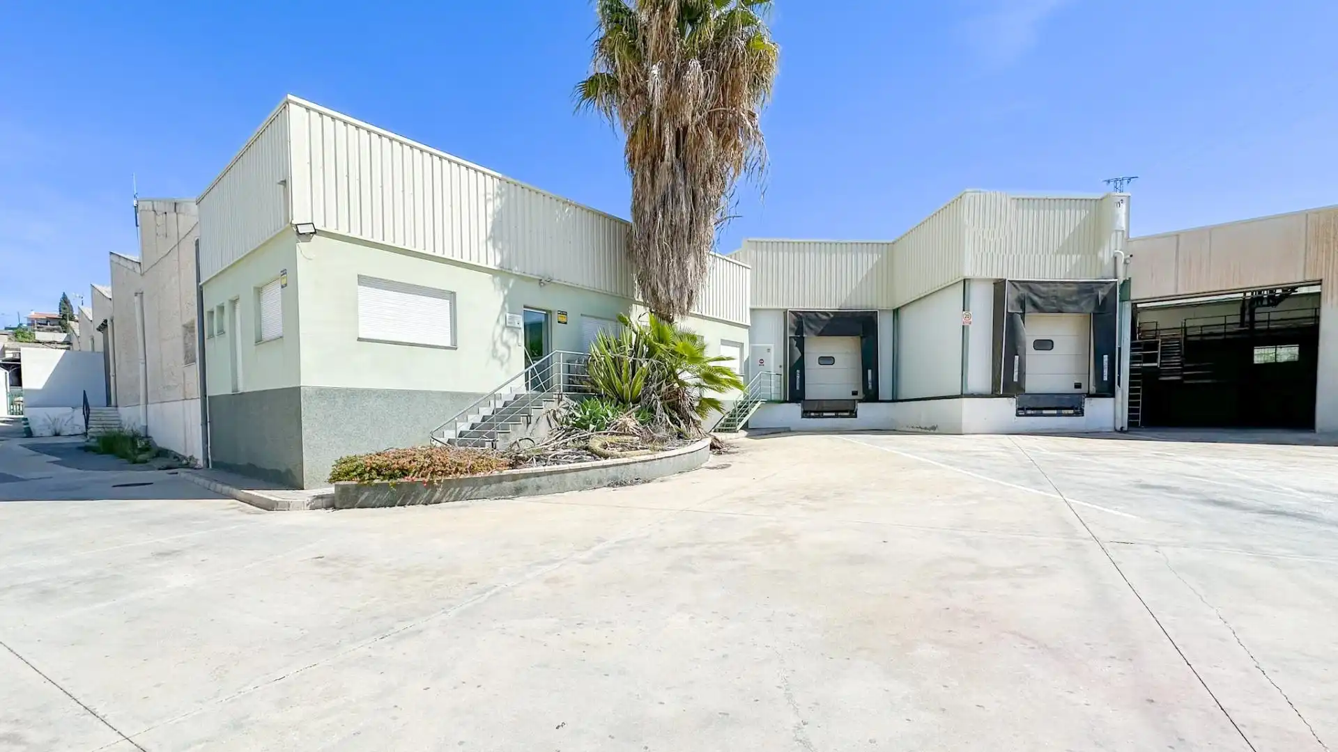 Vista exterior de Nave industrial en venta en Málaga