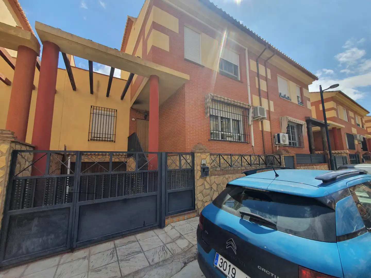 Vista exterior de Casa adosada en venda en Guadix amb Terrassa