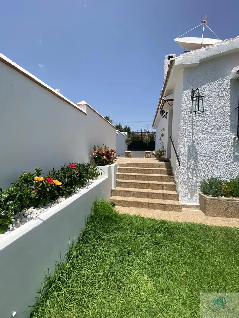 Chalet con piscina en venta en Castillo Sohail - Myramar, imagen 12