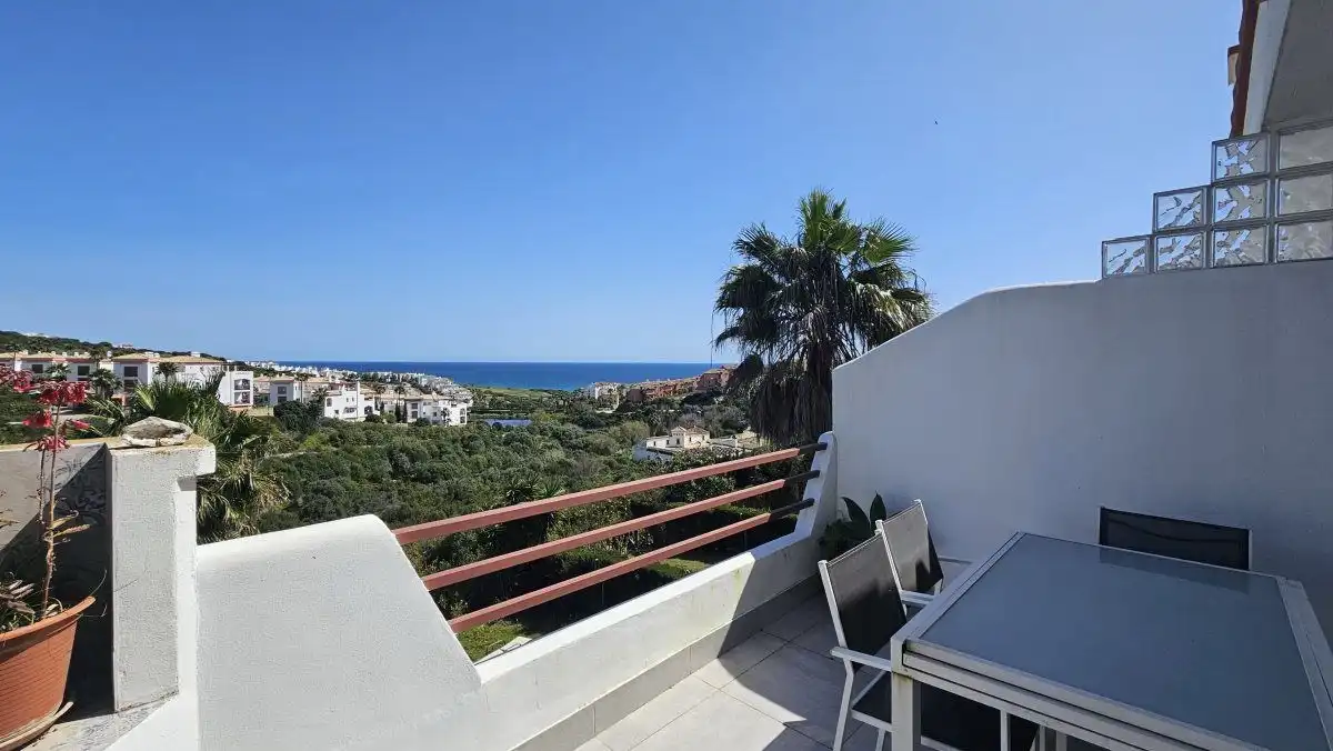Terrasse von Wohnungen zum Verkauf in La Alcaidesa mit Klimaanlage, Heizung und Terrasse