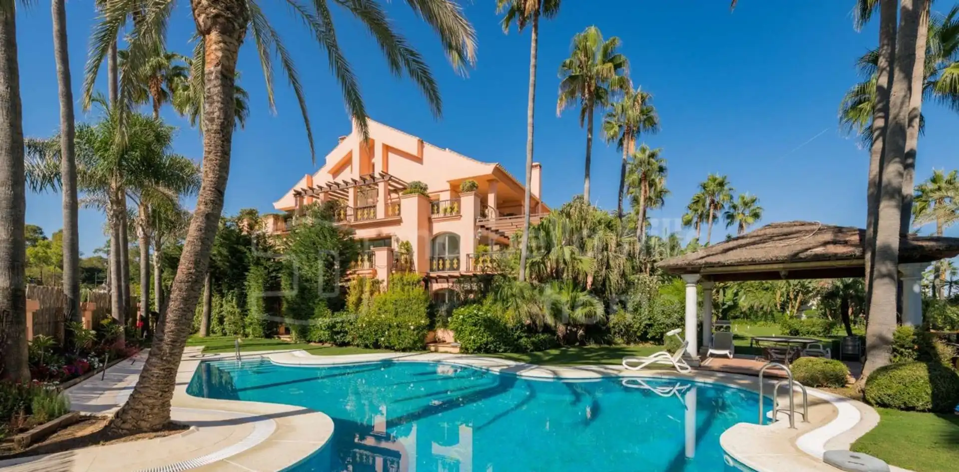 Planta baja en venta en Puerto Banús