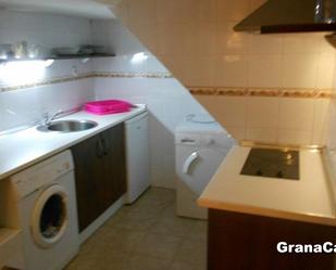 Cuina de Apartament de lloguer en  Granada Capital amb Calefacció, Moblat i Forn