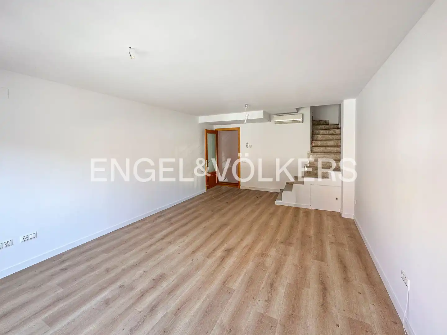 Maisonette zum Verkauf in Rubí mit Klimaanlage, Heizung und Parkett