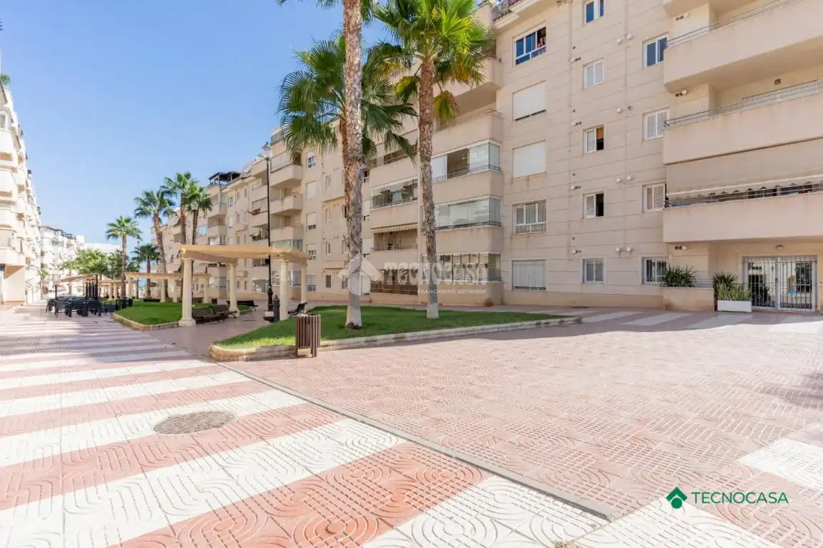 Vista exterior de Pis en venda en Roquetas de Mar amb Aire condicionat i Terrassa