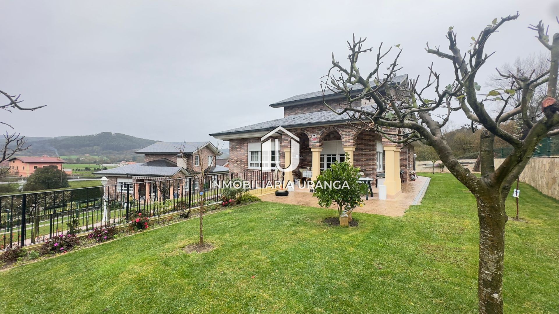 Vista exterior de Casa o xalet en venda en Bárcena de Cicero amb Calefacció, Jardí privat i Terrassa