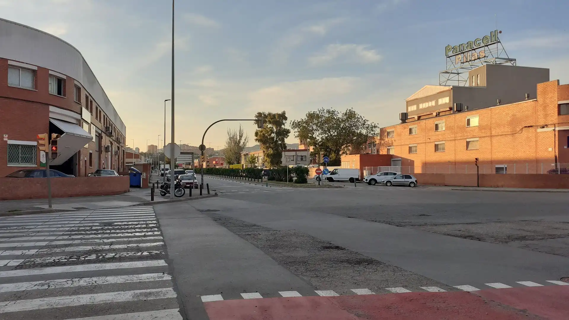 Vista exterior de Nau industrial en venda en L'Hospitalet de Llobregat