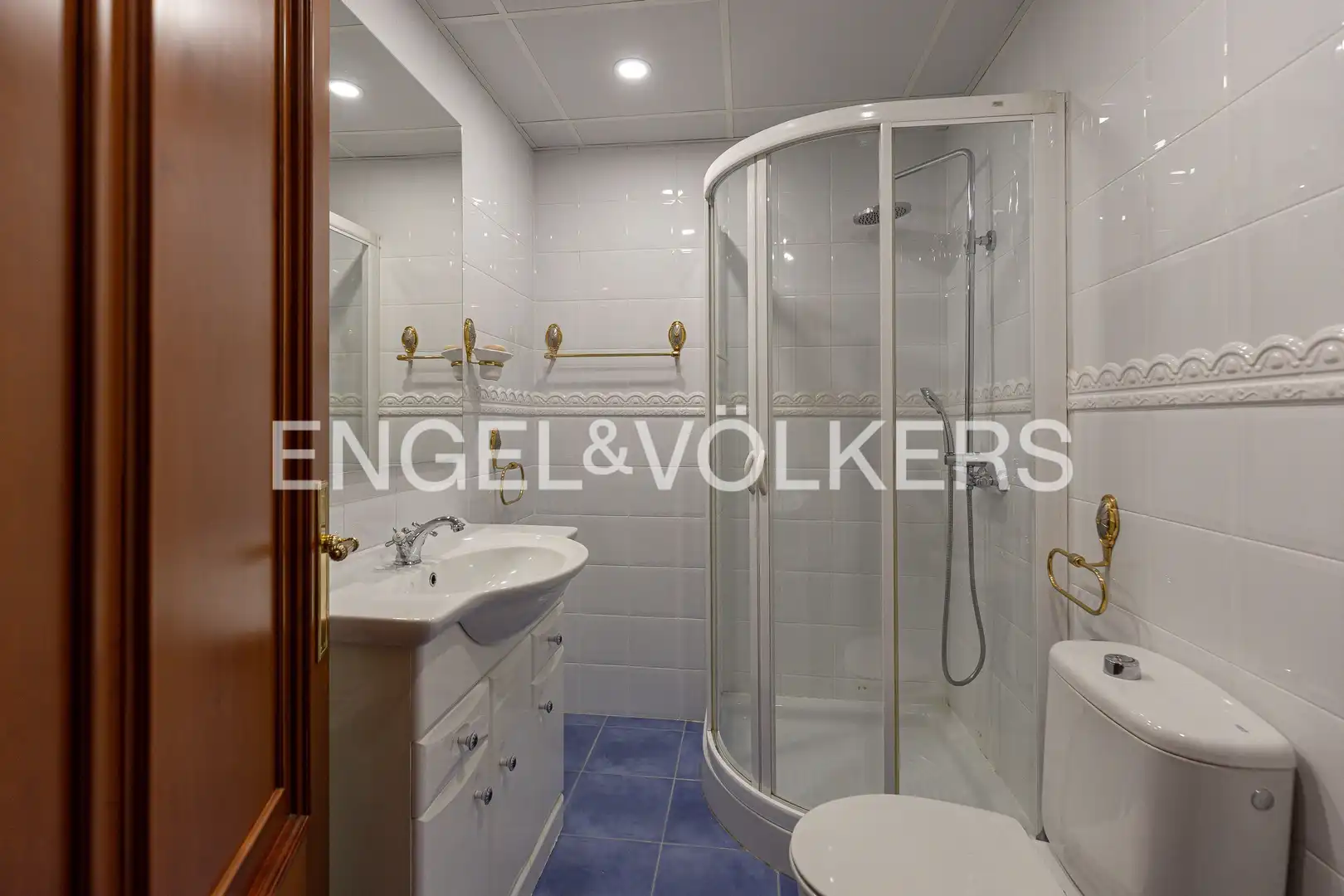 Bathroom of Flat for rent in Madrid  with Air Conditioner, Heating and Private garden