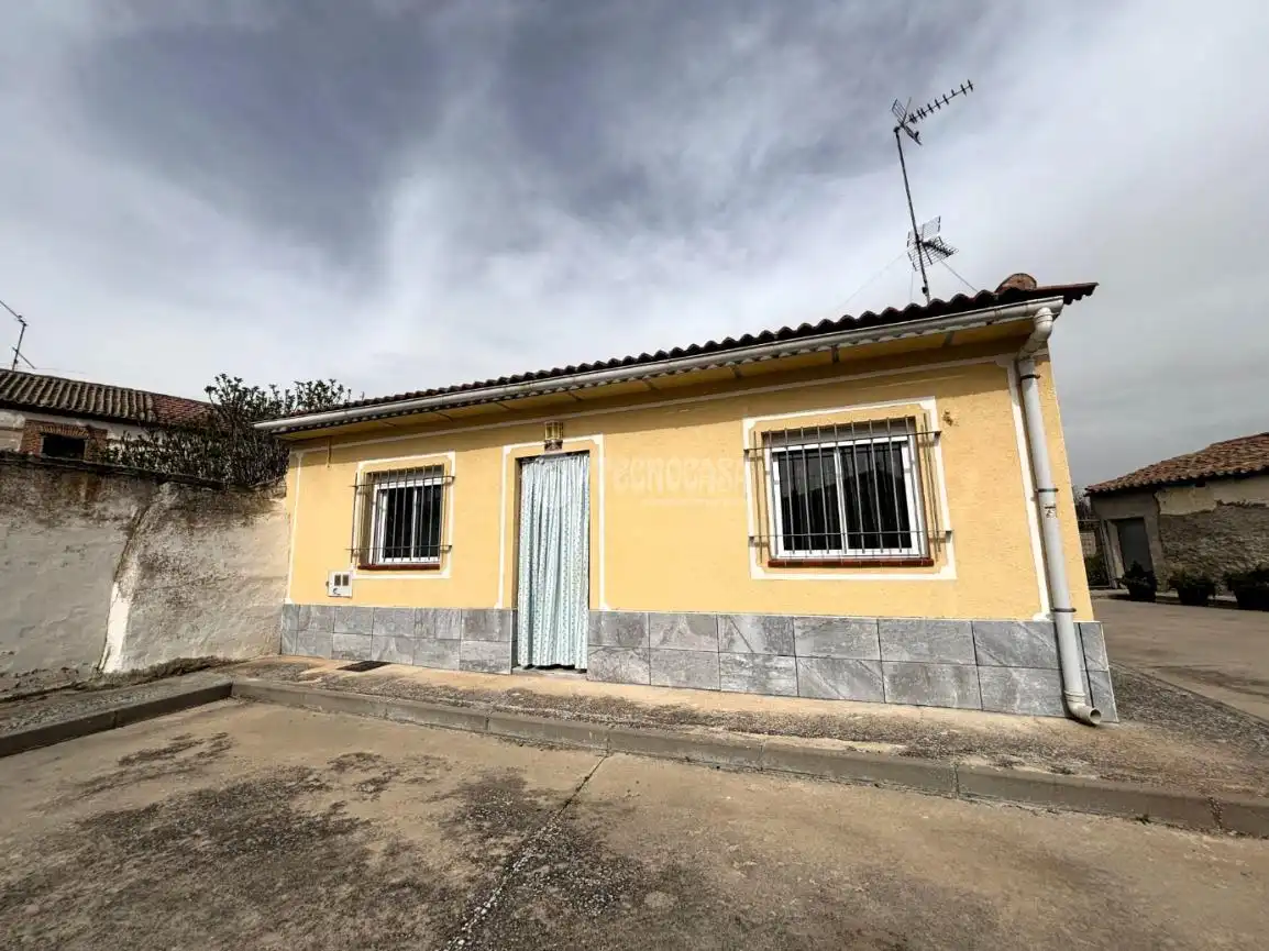 Exterior view of Houses for sale in Ataquines  with Furnished
