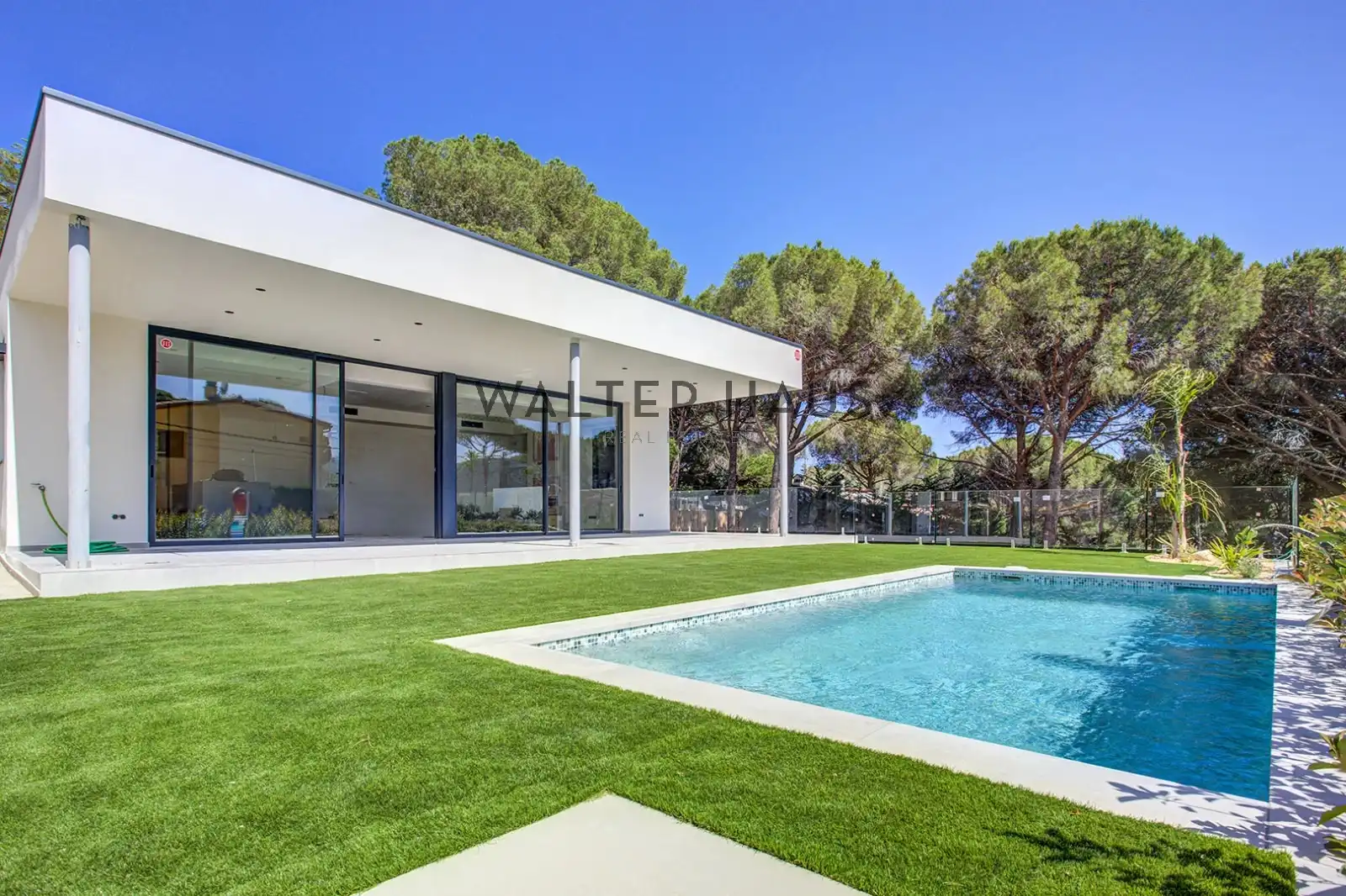 Casa amb terrassa en venda a Avinguda del Mas Ambrós