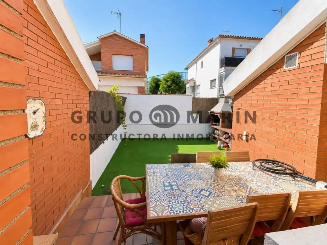 Casa aparellada amb jardí en venda a Carrer de Sant Miquel, imagen 5