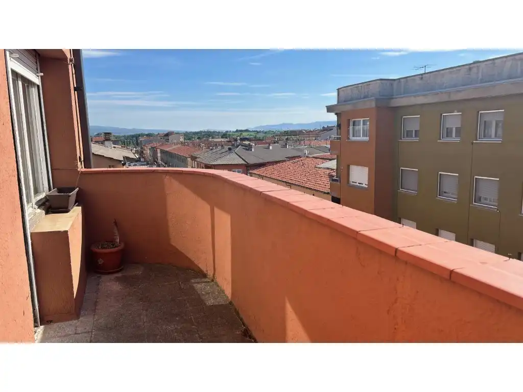 Vista exterior de Dúplex en venta en Manlleu con Horno y Balcón