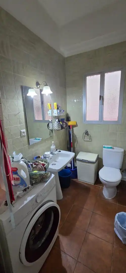 Bathroom of Flat for sale in Sevilla  with Air Conditioner, Terrace and Storage room