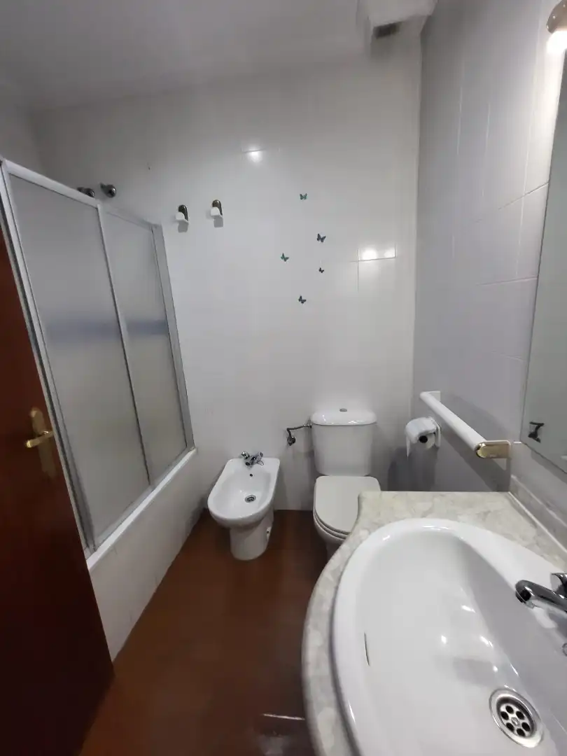 Badezimmer von Einfamilien-Reihenhaus zur Miete in Cáceres mit Terrasse und Möbliert