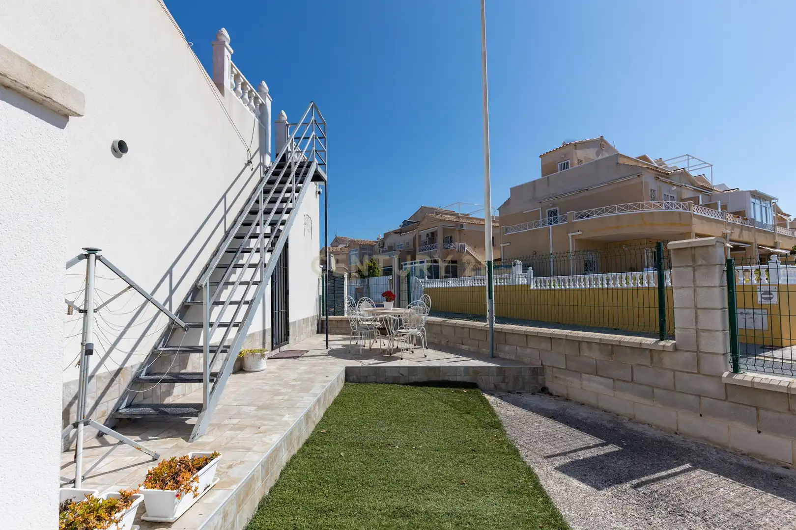 Terrassa de Casa adosada en venda en Torrevieja amb Aire condicionat i Piscina comunitària