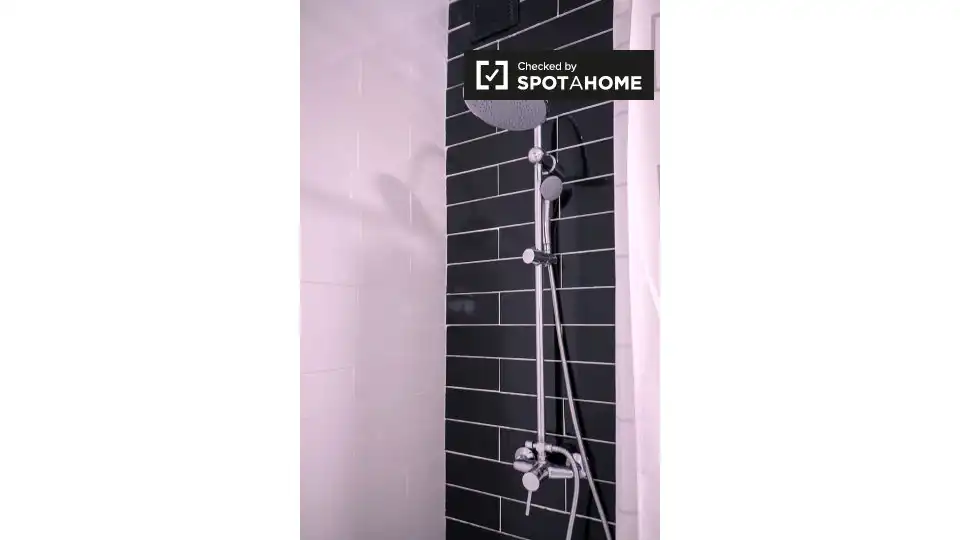 Bathroom of Flat for rent in Valencia  with Air Conditioner, Heating and Furnished