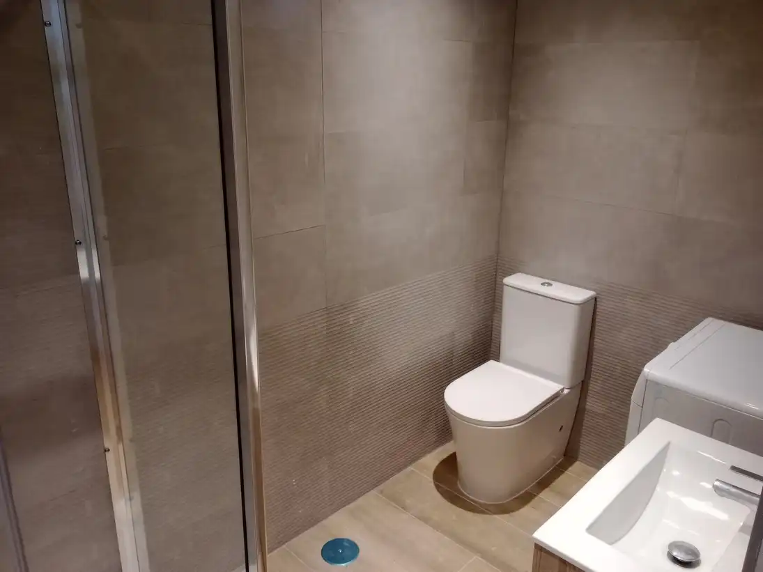 Bathroom of Flat for sale in Madrid  with Air Conditioner, Heating and Terrace
