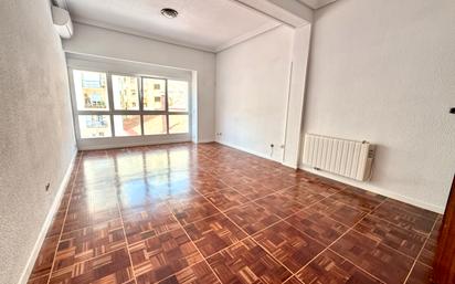 Living room of Flat to rent in  Madrid Capital  with Air Conditioner, Heating and Parquet flooring