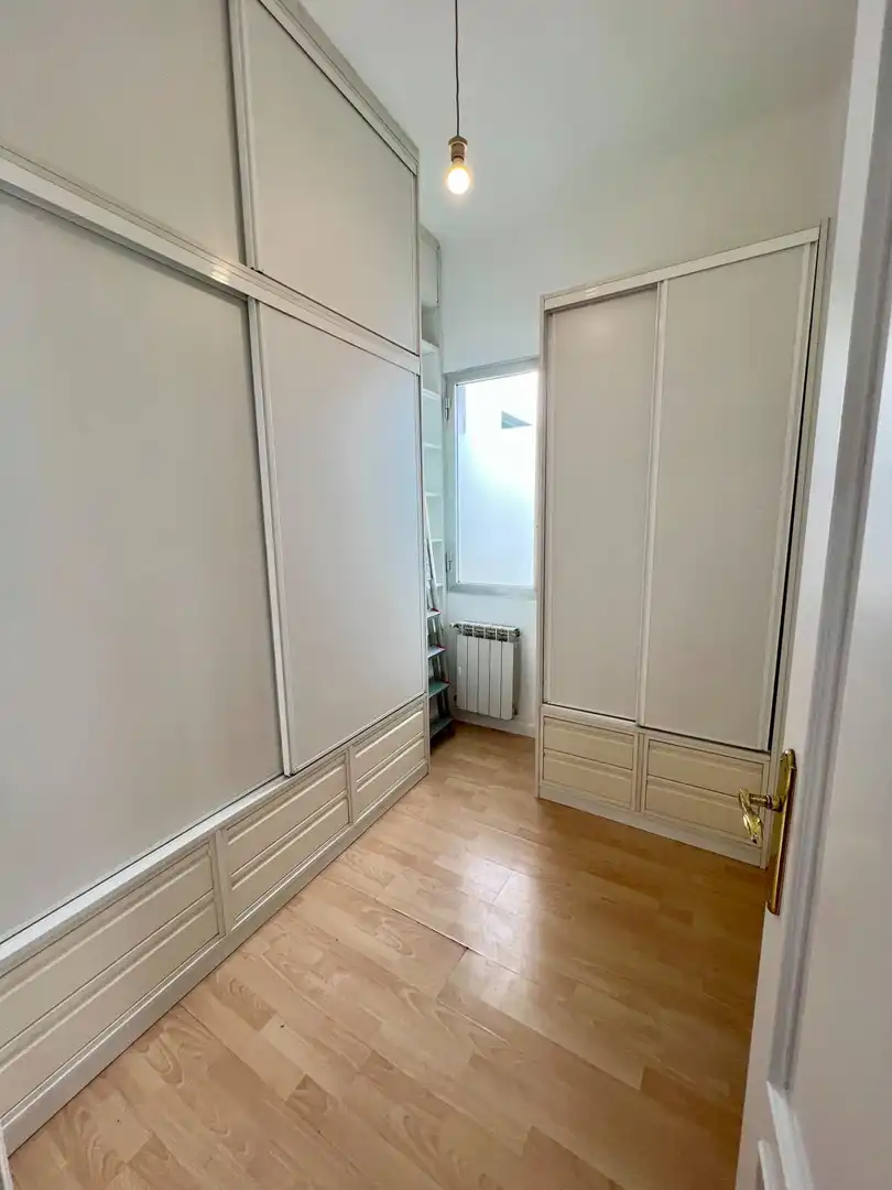 Dormitori de Apartament de lloguer en Madrid amb Aire condicionat i Calefacció