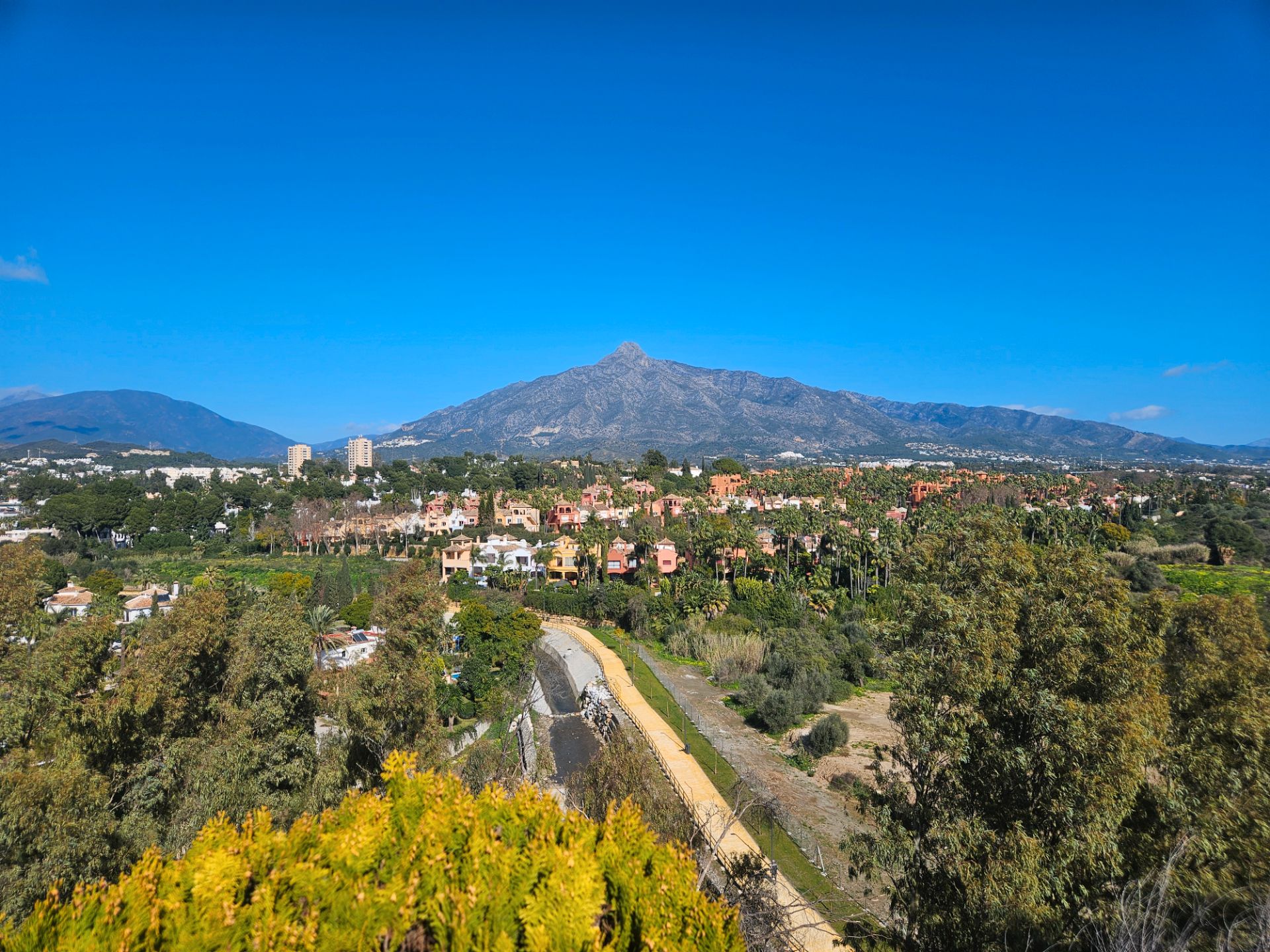 Exterior view of Office for rent in Marbella  with Air Conditioner, Terrace and Storage room